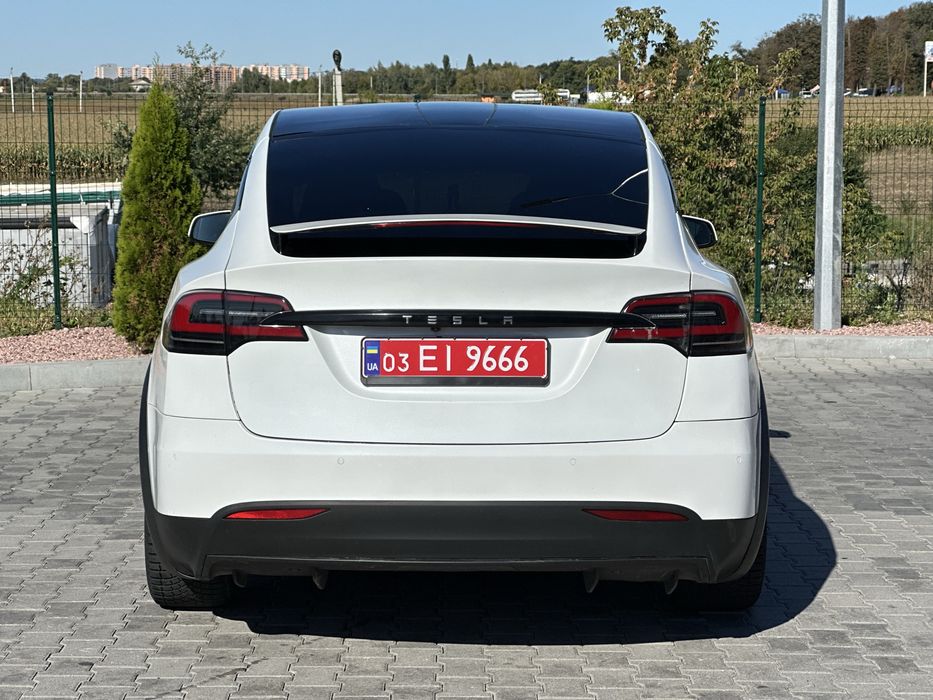 Tesla Model X 90D Європа