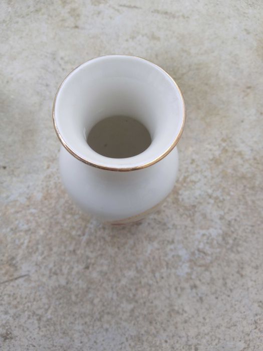 Jarra pequena, com cerca de 13 cm de altura