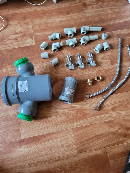 różne kształtki, krany, adaptery hydrauliczne