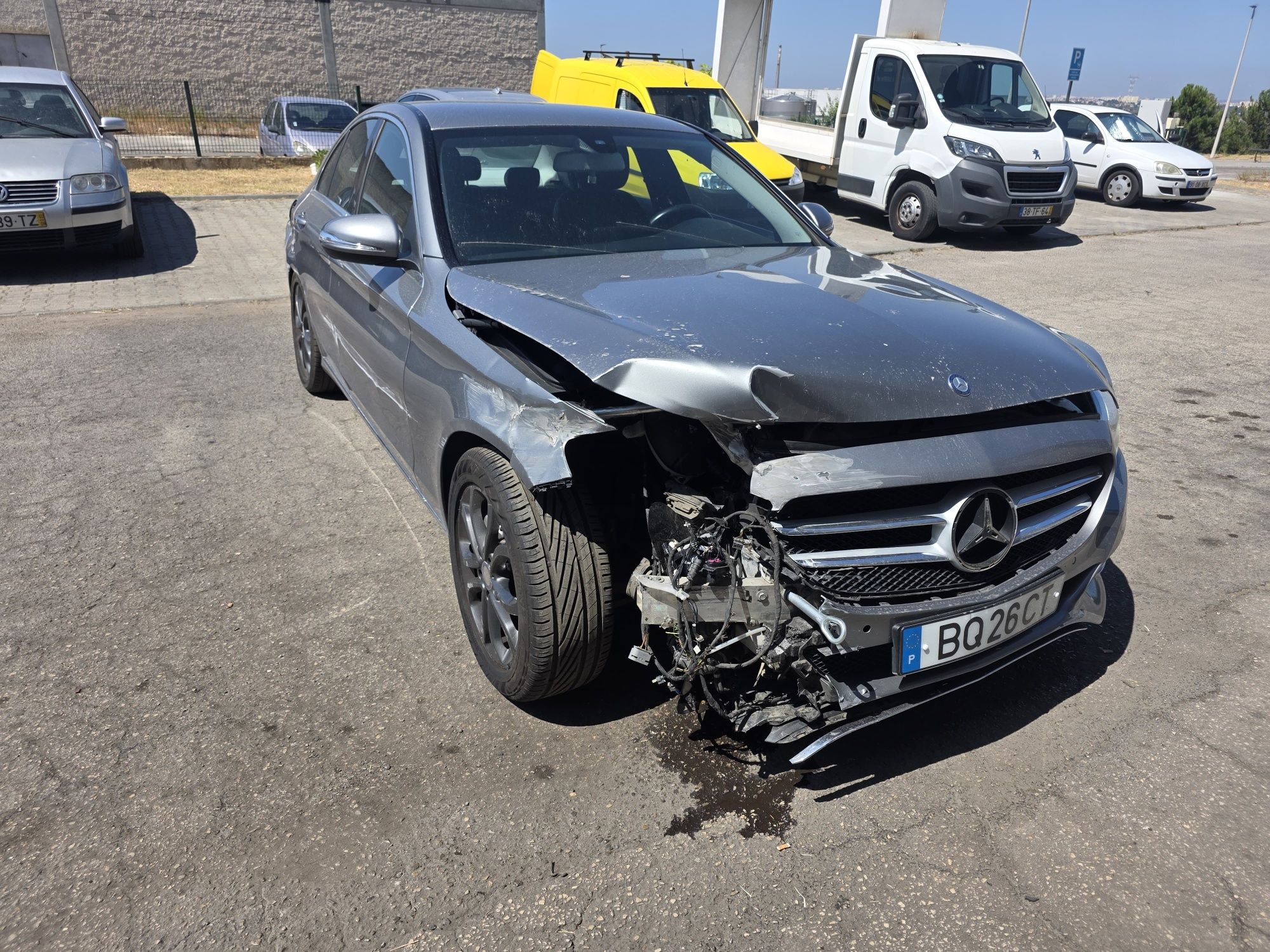 Mercedes C220 com pequeno acidente