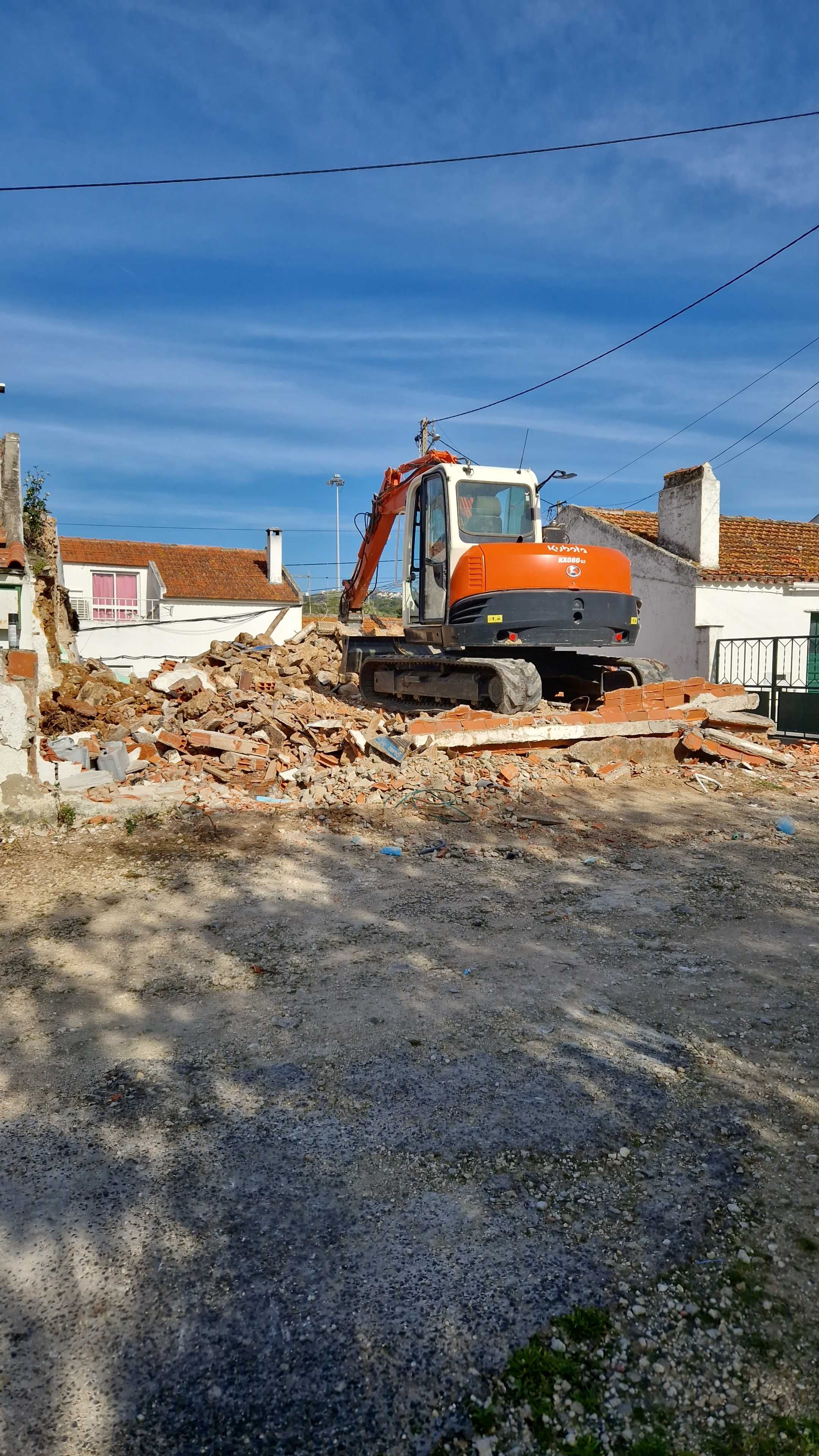 Serviço de aluguer escavadora e transporte mercadorias