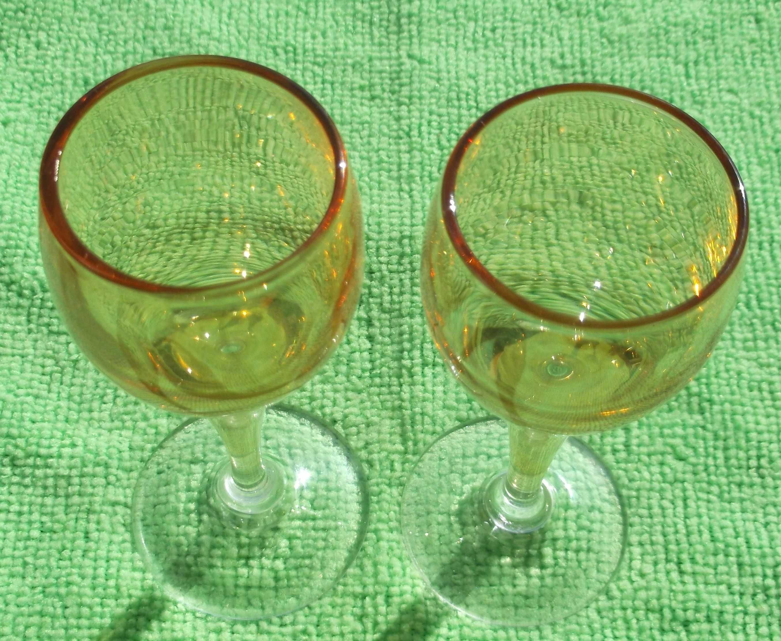 Szklane kieliszki do szampana, alkoholu.