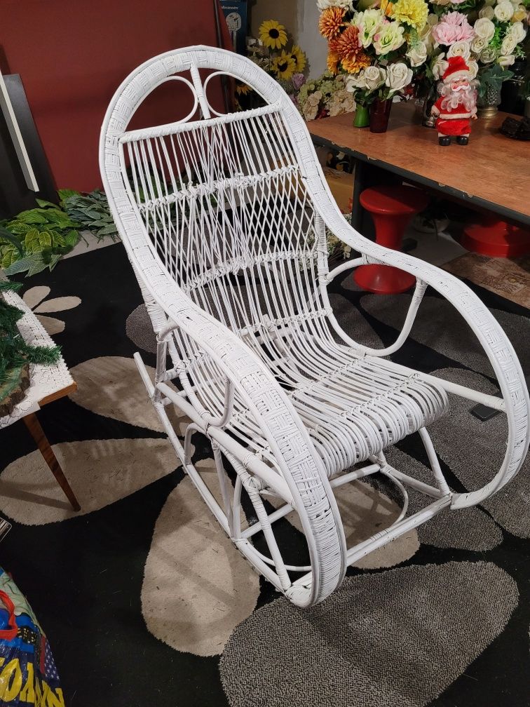Folet bujany wiklinowy biały