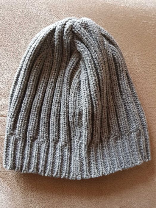 Gorro em malha cinzento