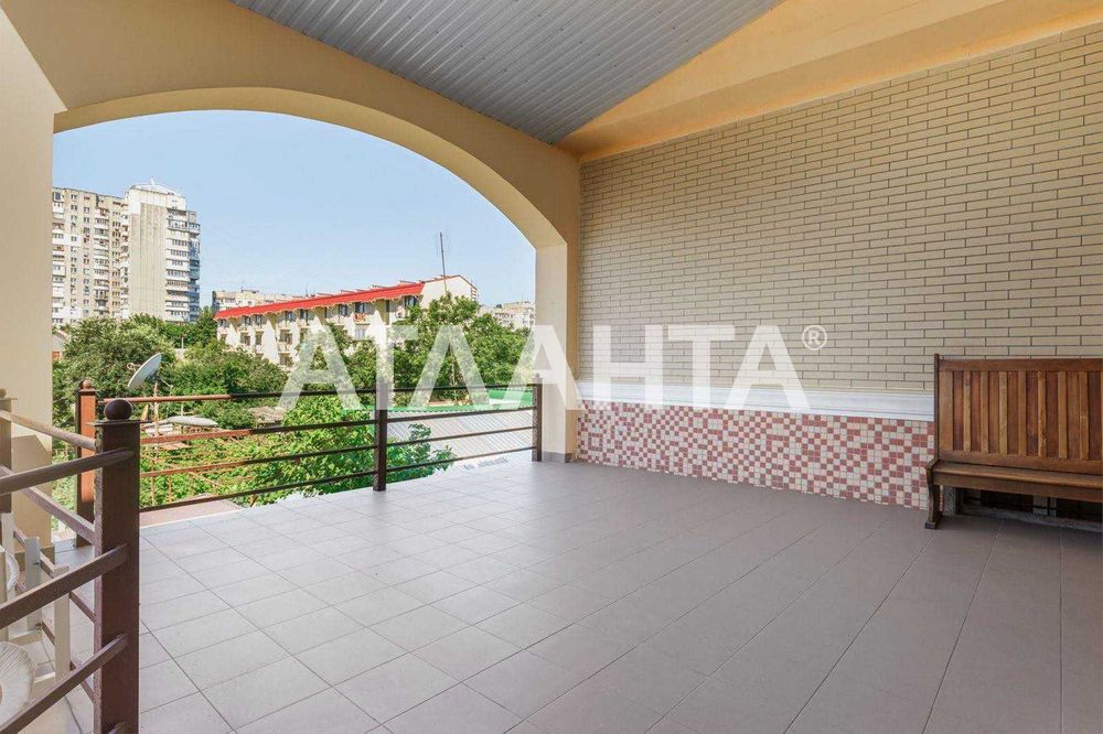 Гостиница в пешей доступности 13 фонтана! Бассейн!