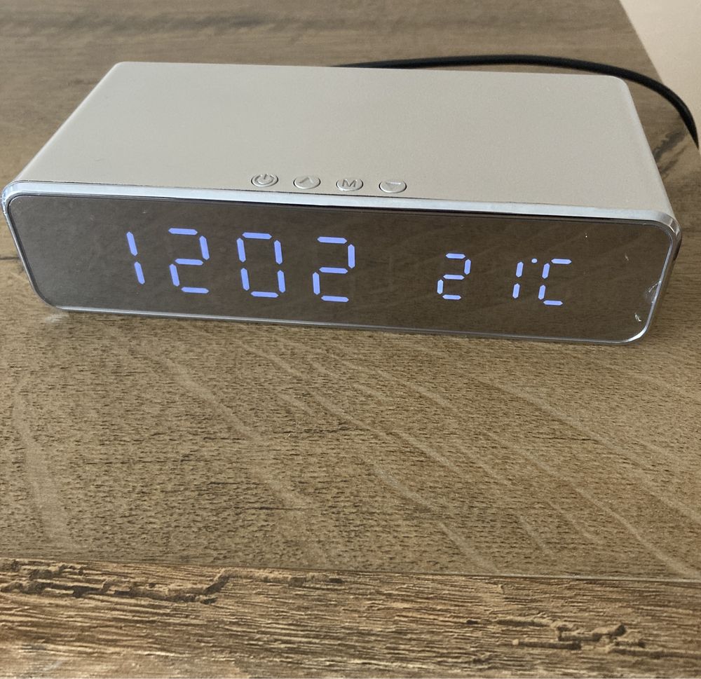 Zegarek z ładowarką indukcyjną