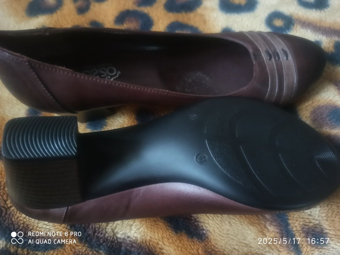 Новые  фирменные кожаные туфли 40-41