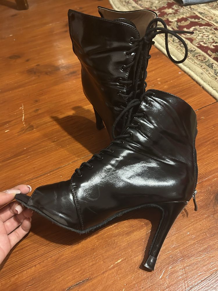 Продаю хілс від Bevel heels