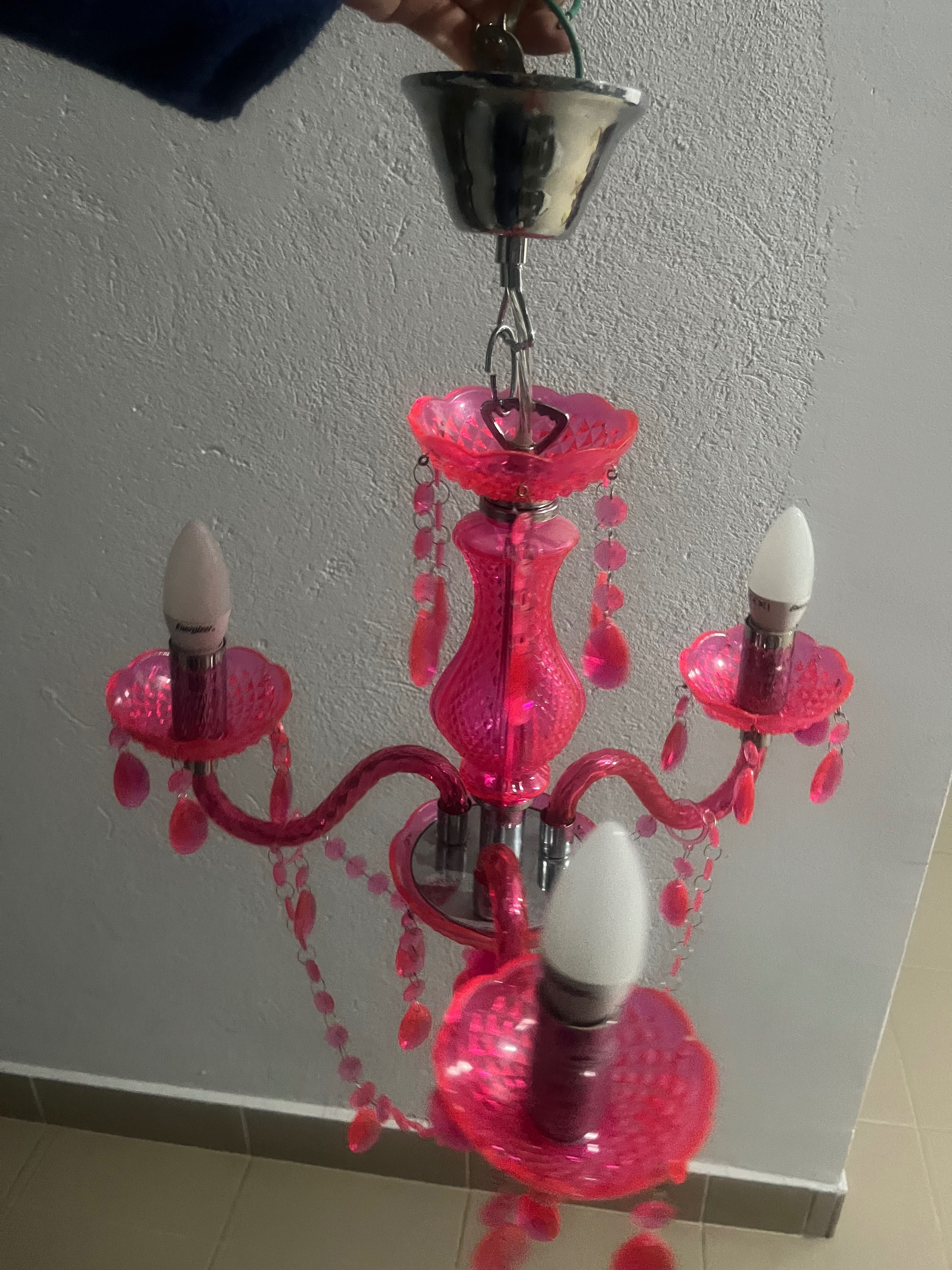 Różowy żyrandol glamour