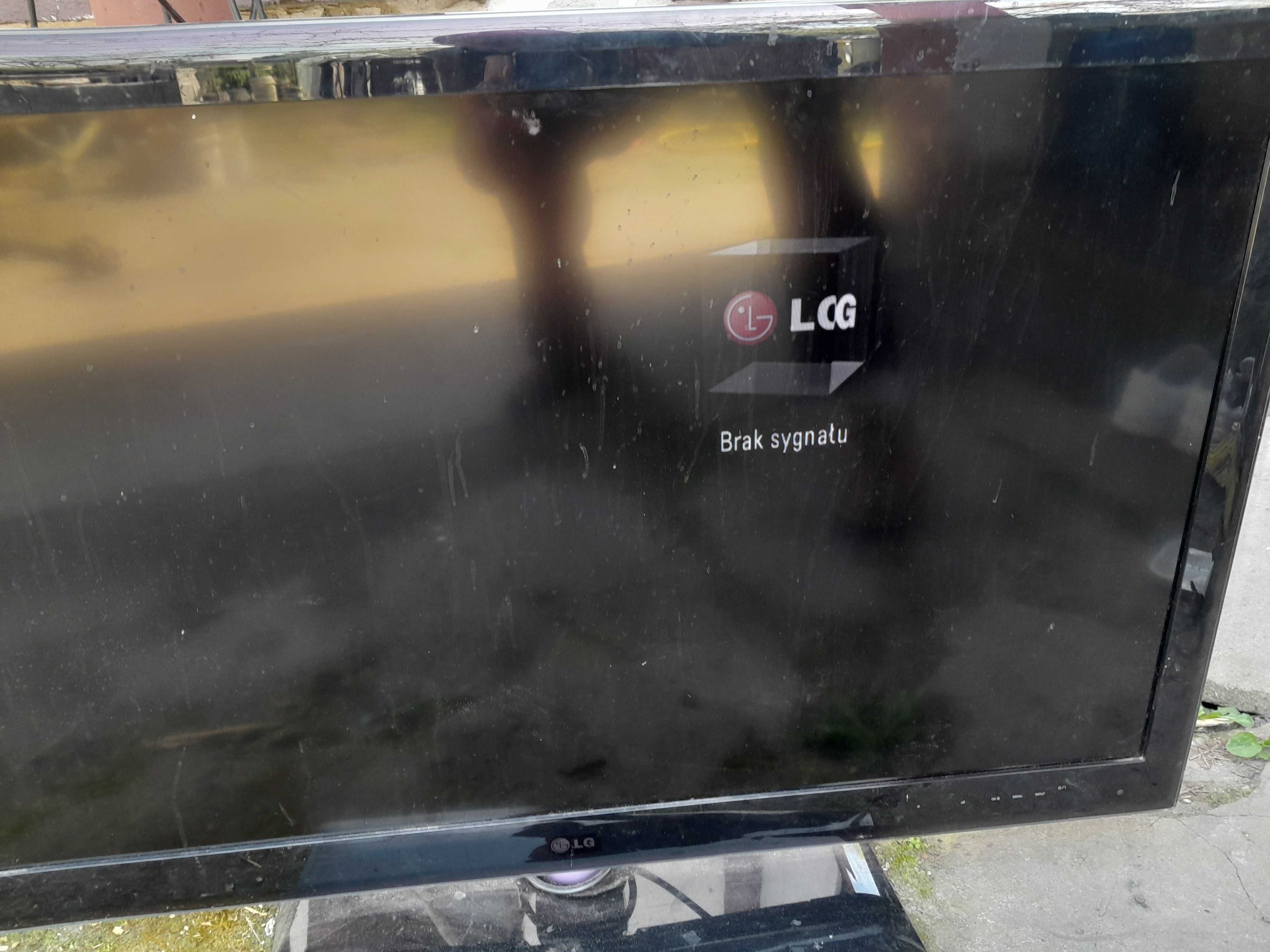 TV LG 42''Pracuje ale nie działają gniazda.