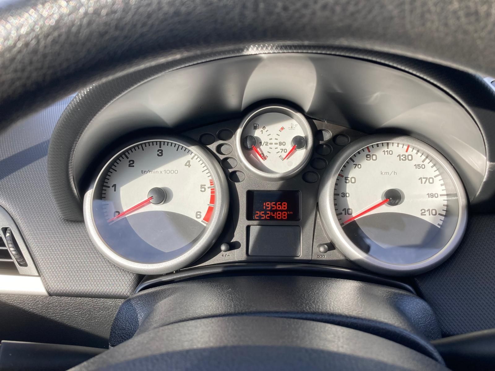 Peugeot 207 preto