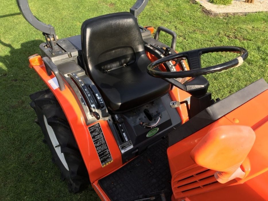 Traktorek ciągnik ogrodniczy komunalny sadowniczy Kubota Aste 4x4