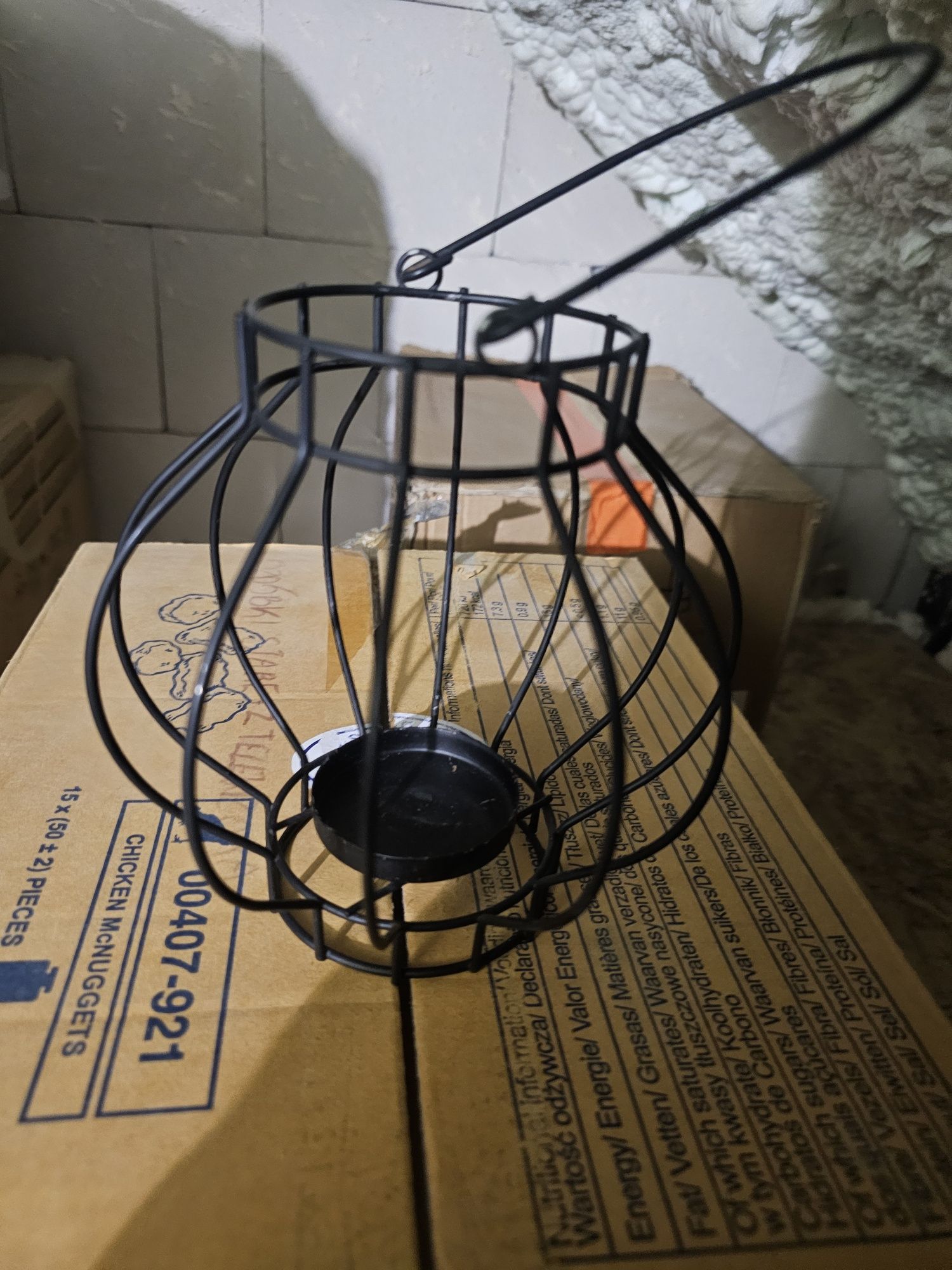 Czarny świecznik metalowy styl loft