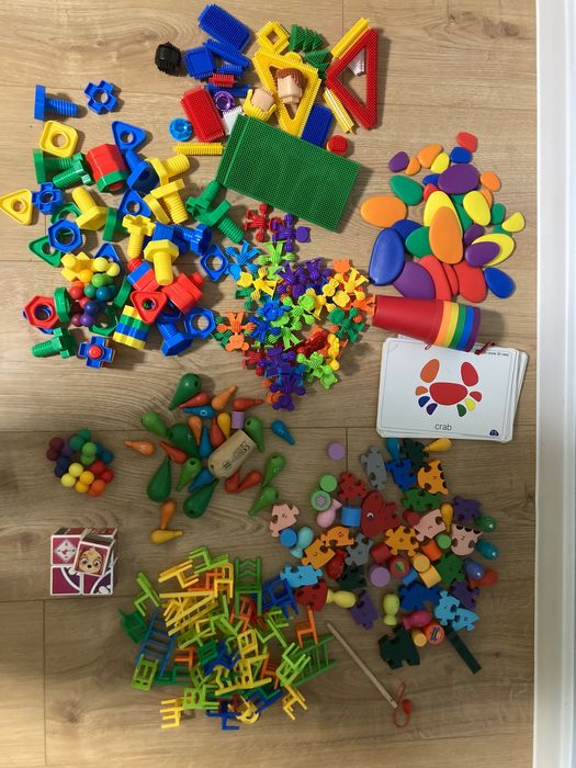 Zestaw zabawek montessori książki pucio klocki