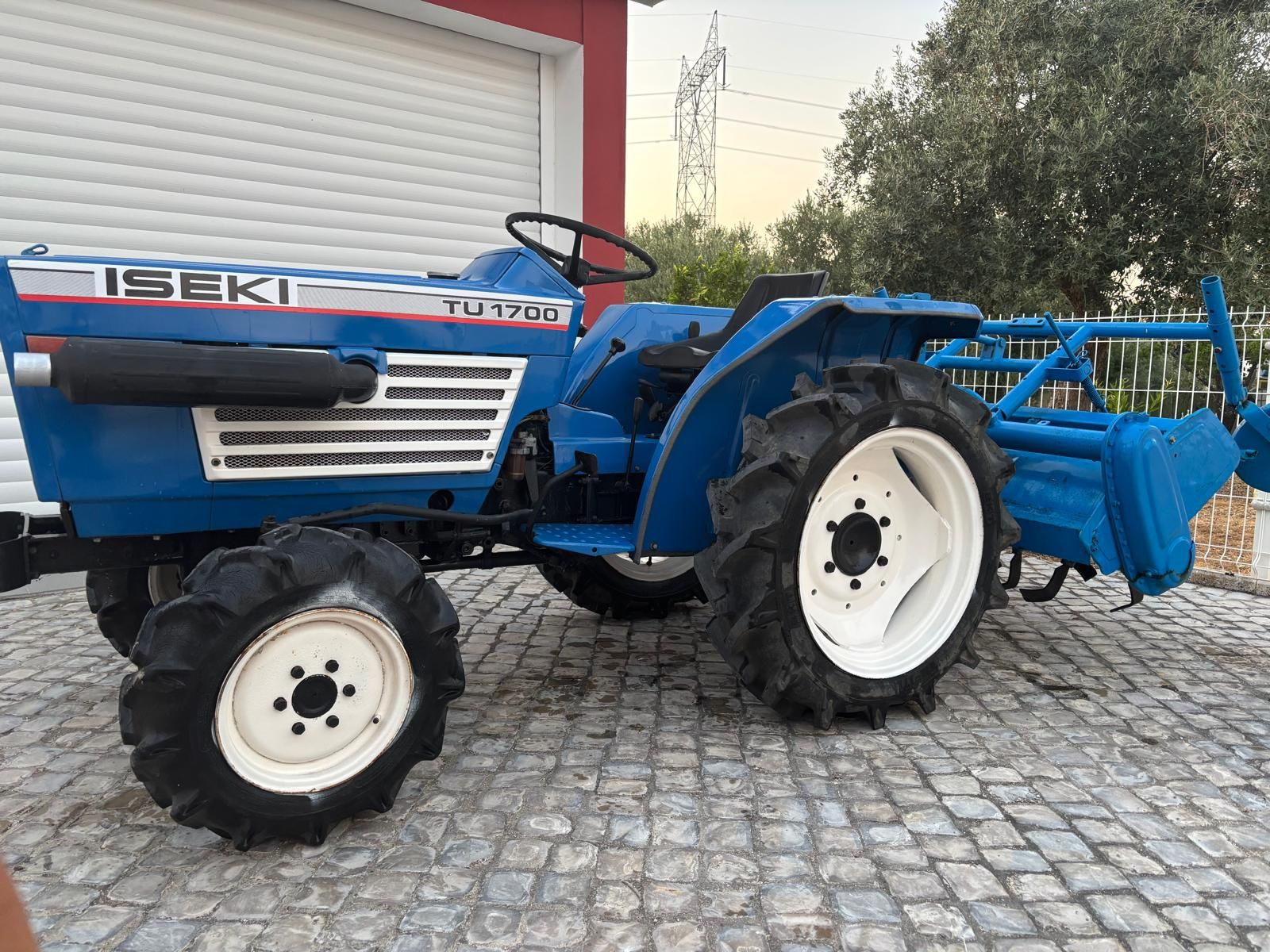 Trator iseki TU1700 com fresa