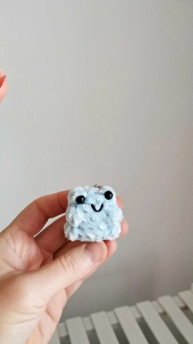 Żabka na szydełku, breloczek handmade