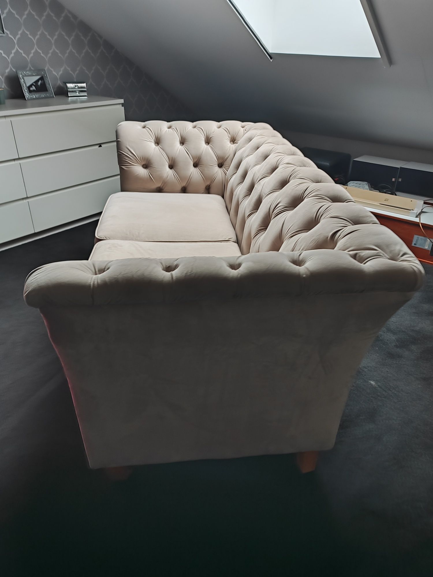 Sofa w stylu glamour/chesterfield.