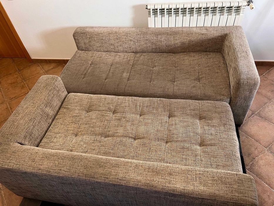 Dois sofás em bom estado de conservação