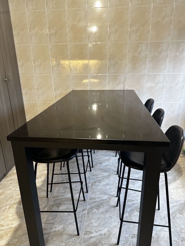 Mesa em marmore  verdadeiro  com 6 cadeiras altas