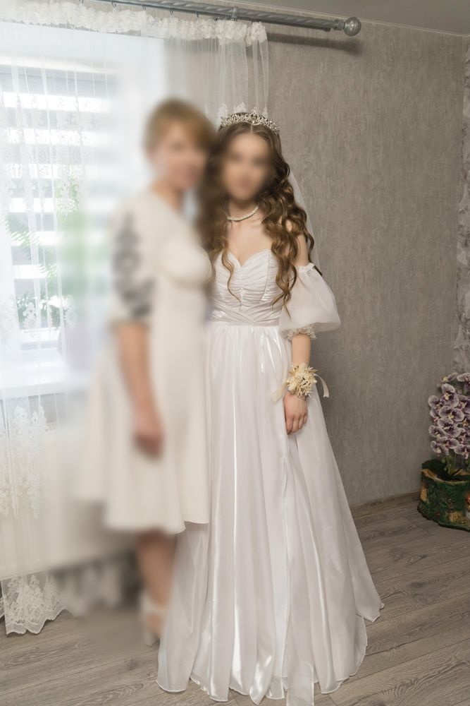 Весільне або випускне плаття