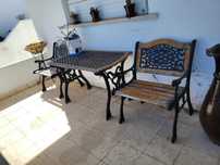 Mesa com cadeira de jardim