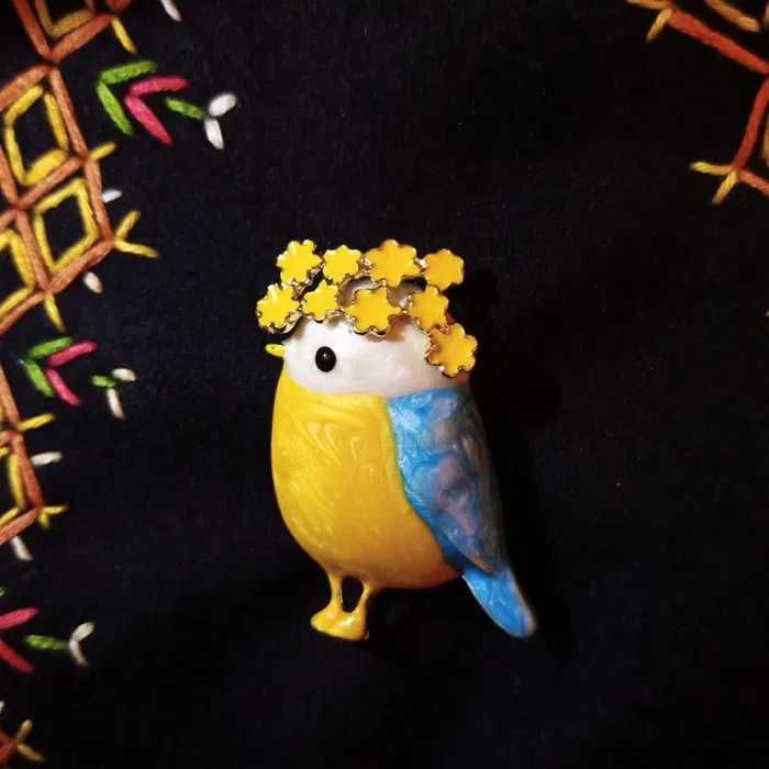 Брошка Пін жовто-блакитна ,Патріотична пташка , прапор України, золота