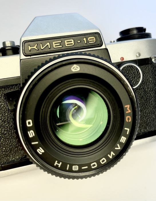 Дзеркальний фотоапарат Київ-19 з обʼєктивом Геліос 81Н 2/50