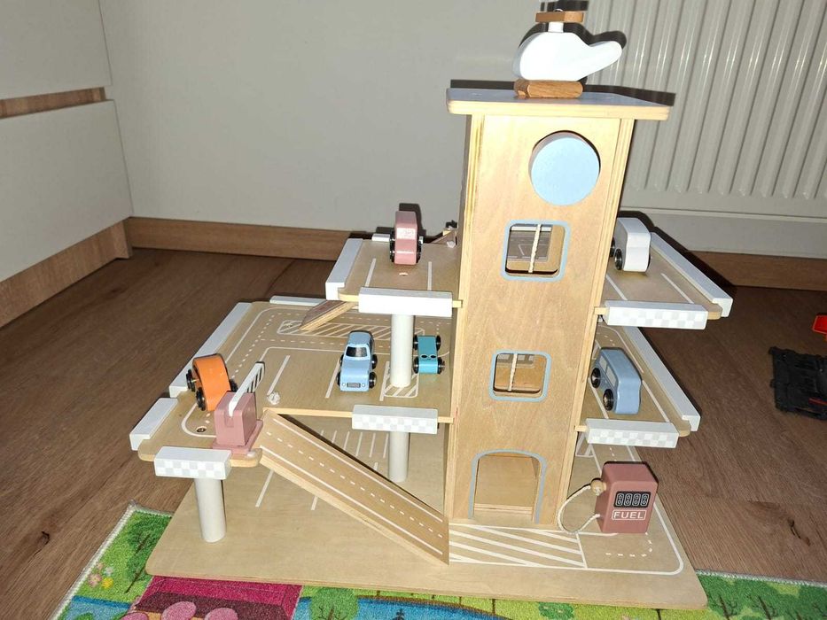 Sprzedam zabawkę parking drewniany