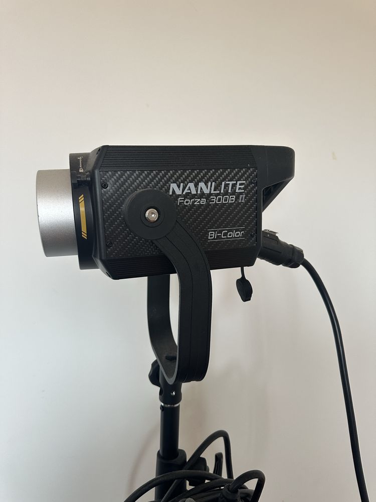 Nanlite Forza 300B II + parabolic softbox 90 + Tripé + Mala