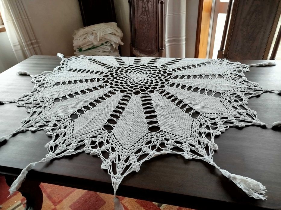 Toalha de mesa redonda feita em crochê a mão