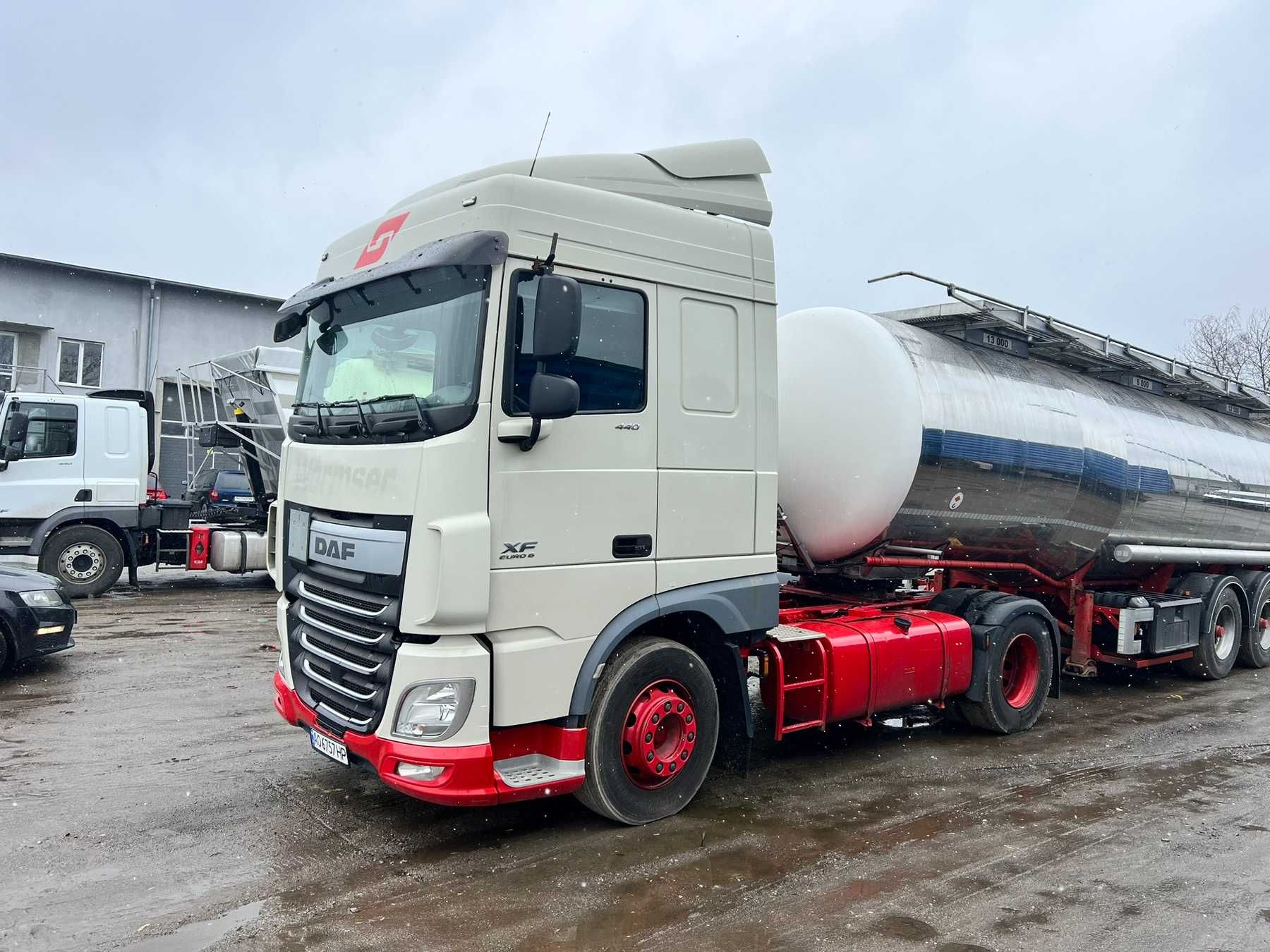 DAF XF, 576 т.км + цистерна 3 секц, тара 6800 готова сцепка Торг