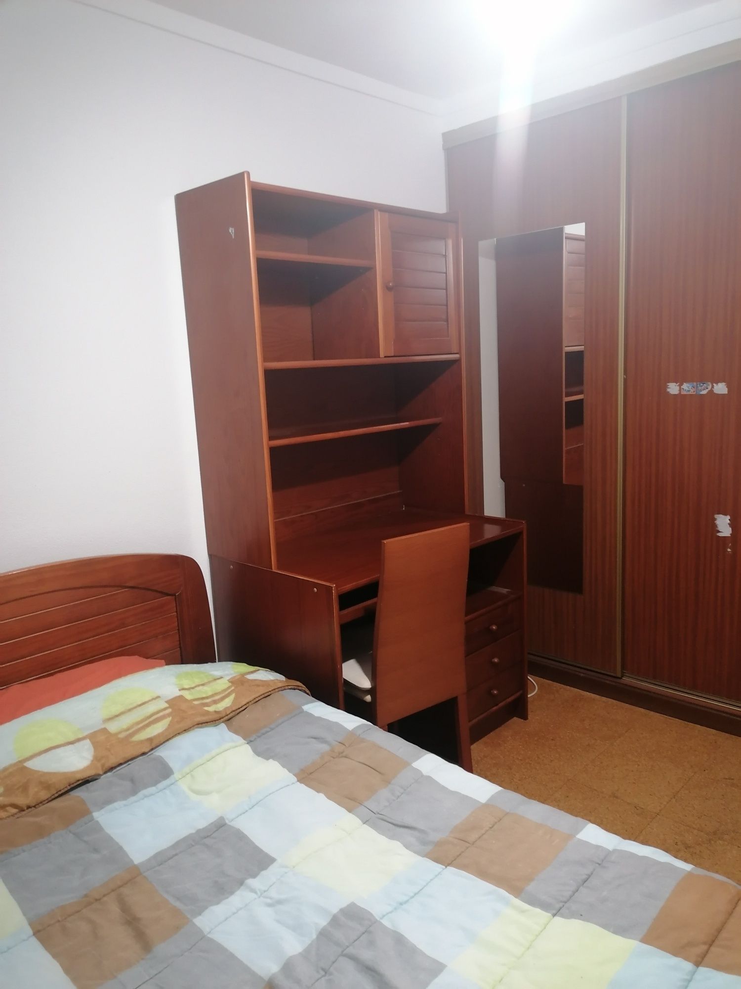 Vendo cama de solteiro e secretária completa