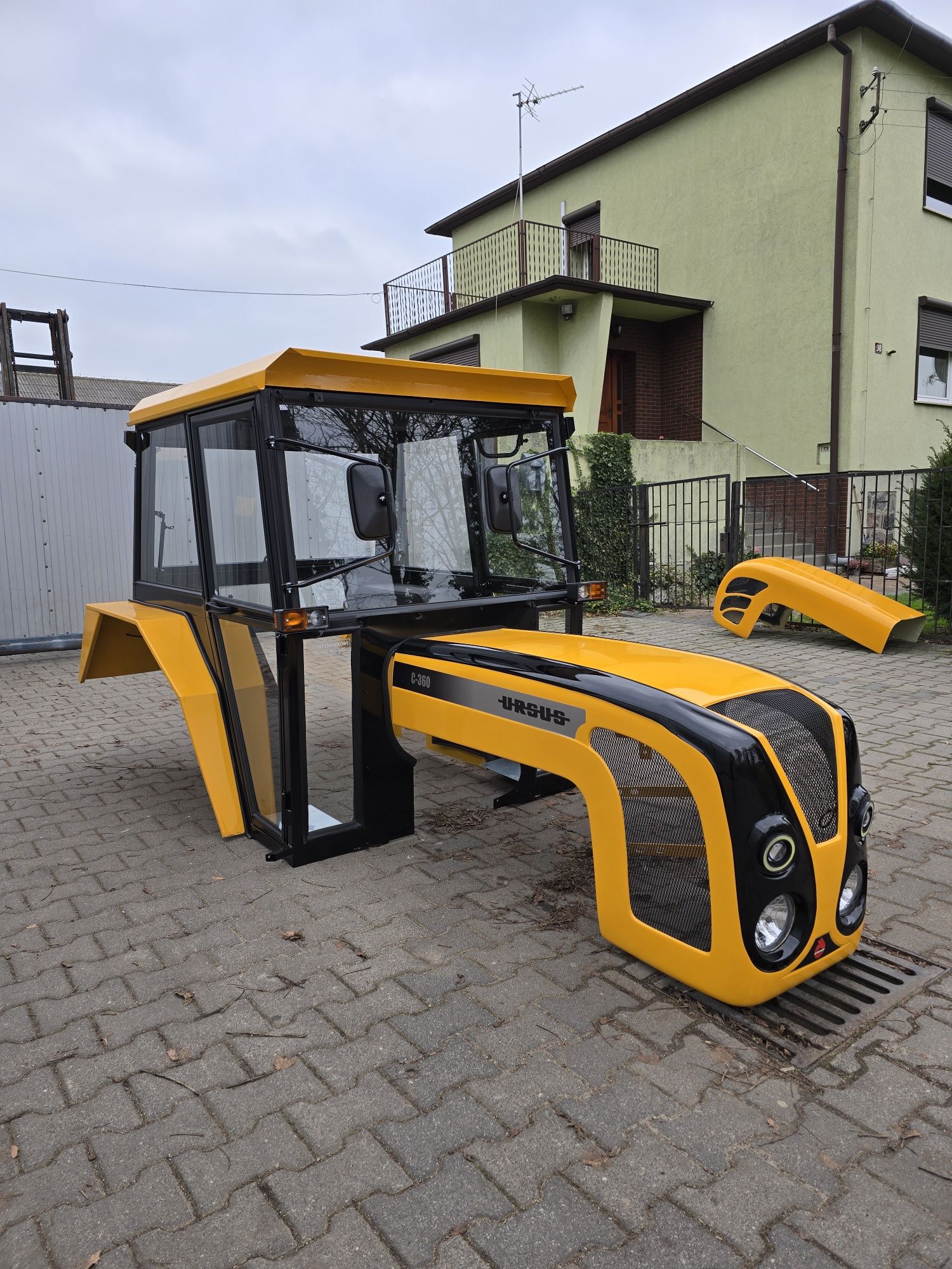 Kabina ciągnikowa C360 C4011 Maska c360 Kabina do c330 Maska metalowa