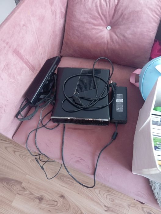Konsola Xbox 360 z grami dwa pady +kintekt sprawna 200zl