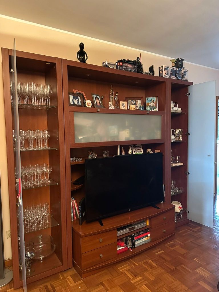 Móvel de sala em madeira com portas de vidro fosco