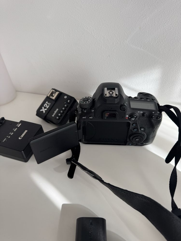 Canon EOS 6D Mark II + Canon EF Lens 50mm 1:1.8 STM
