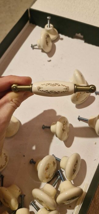 Uchwyt/gałka do szafki