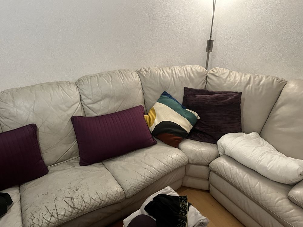 Sofa em pele de canto cinza claro