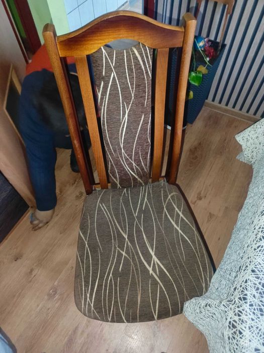Sprzedam stół wraz z 4 krzesłami