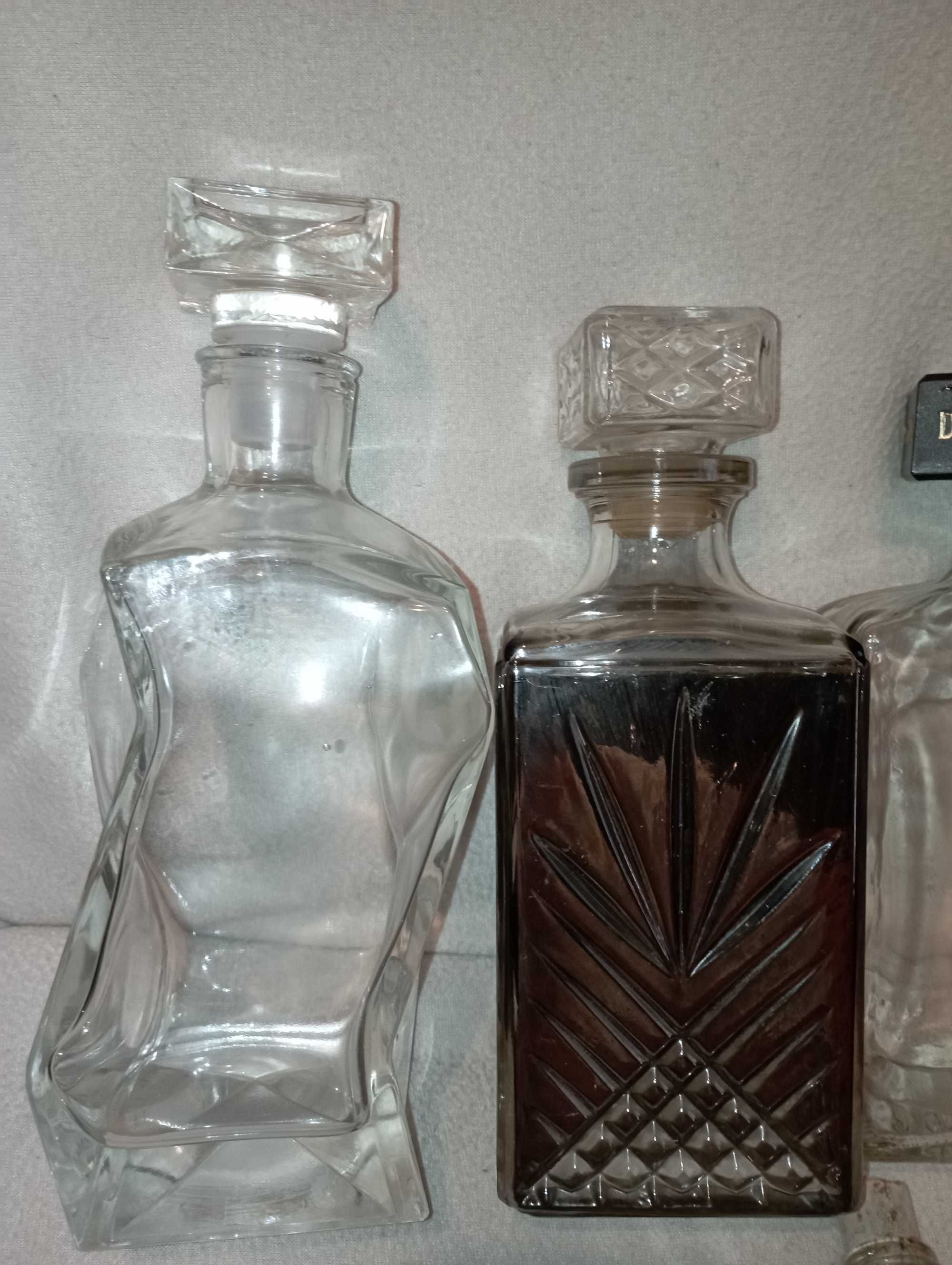 7 szklanych butelek od 100 ml do 750 ml pojemności