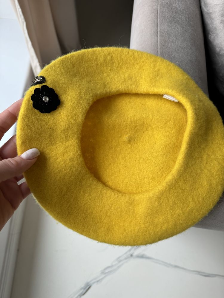 Reserved beret żółty z ozdobami