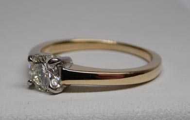 Złoty pierścionek z diamentem brylant 0,50 ct. J SI