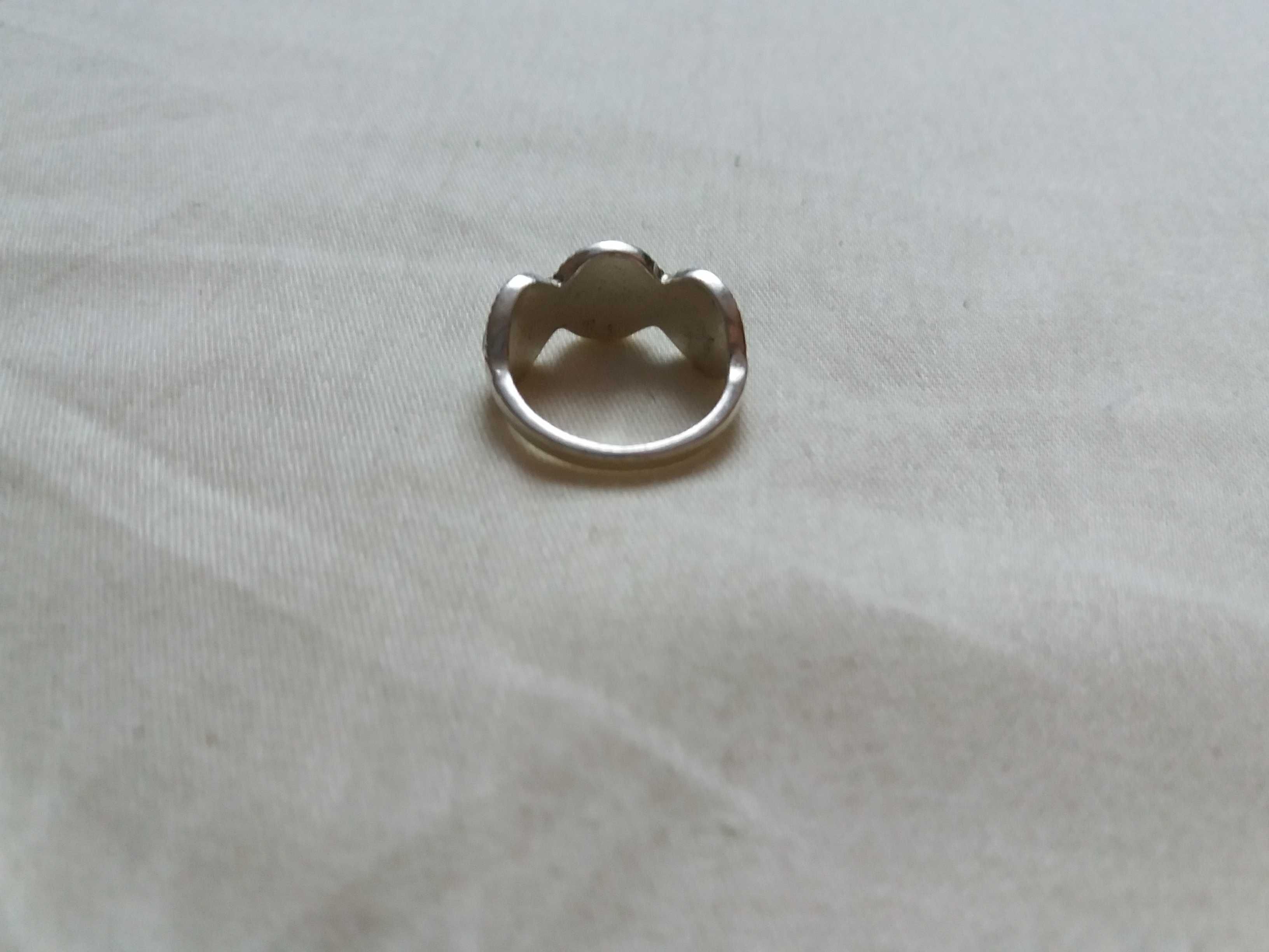 Posrebrzany pierścionek czarne oczka rozmiar 17 średnica 18mm jak nowy