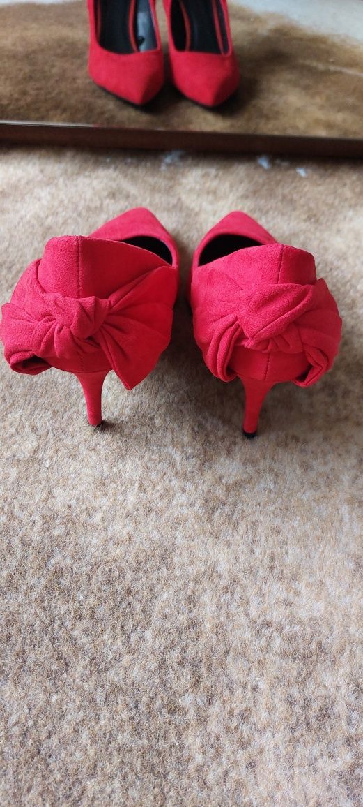 Sapatos de salto veludo vermelho