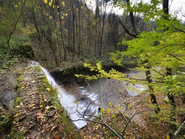 Domek w górach nad wodospadem w lesie  sauna weekend wakacje nad rzeką
