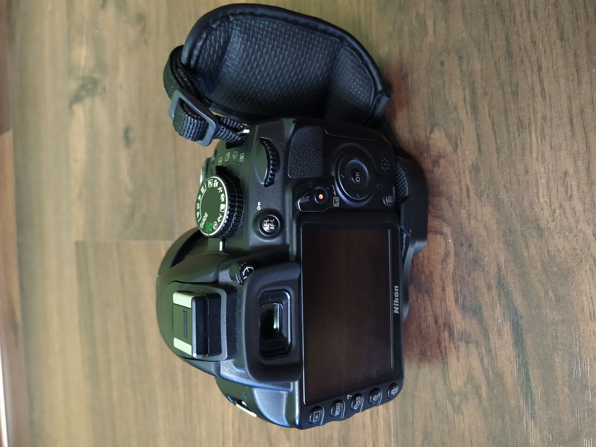 Nikon D3100  В комплекте объектив 18-105