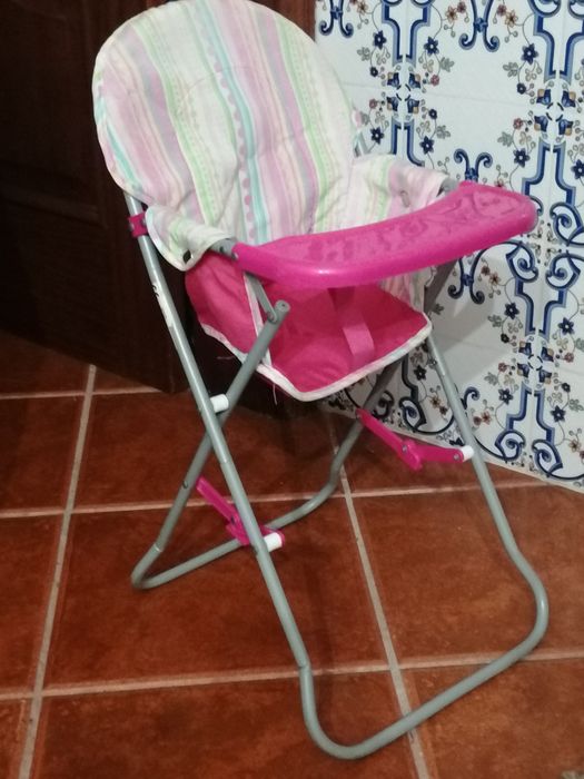 Vendo CADEIRA DE PAPA de brincar. É grande, fecha e está como nova.