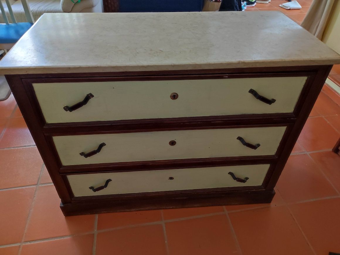 Cómoda vintage com tampo em pedra