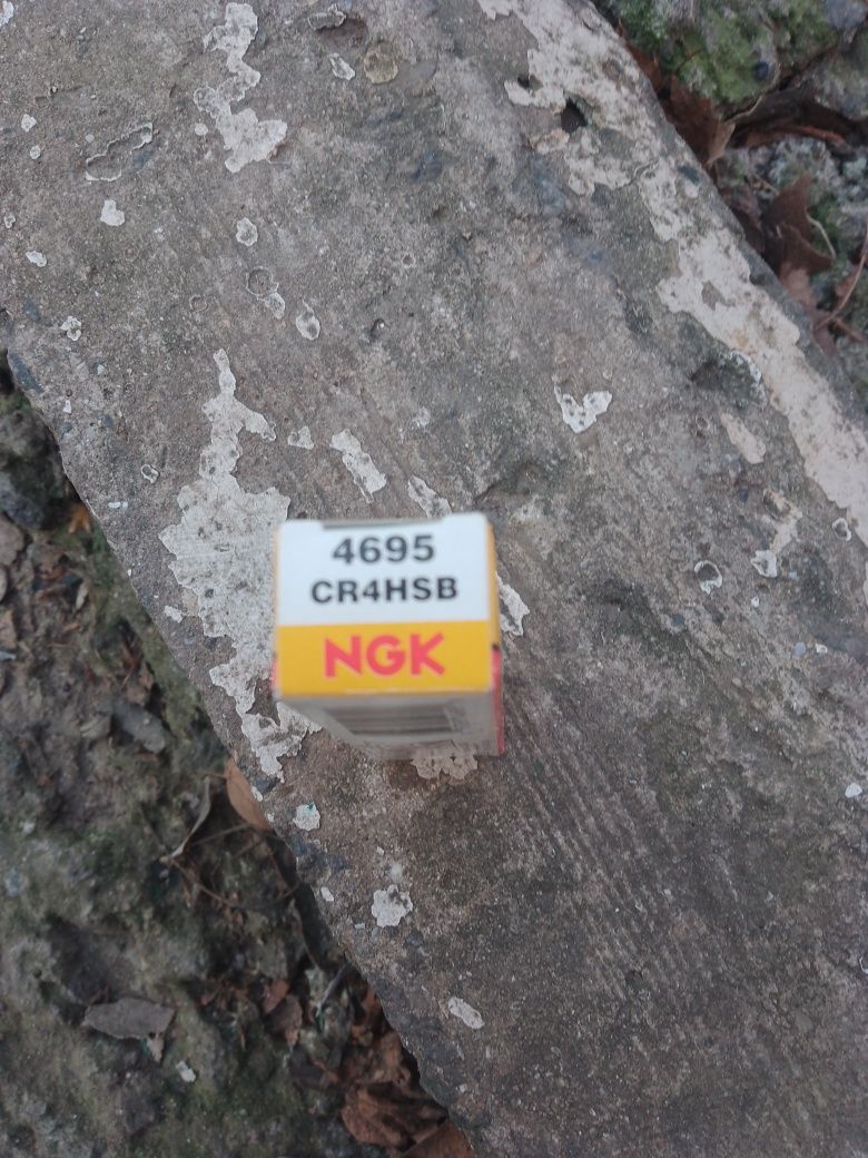 Свеча зажигания NGK CR4HSB