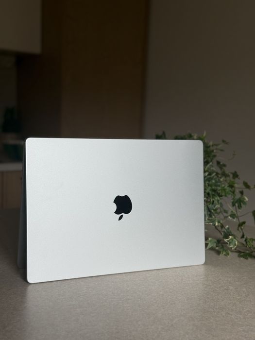 MacBook Pro 16” M3 Pro – 36GB RAM / 512GB SSD  Srebrny